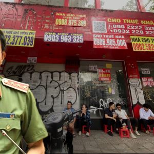 CHẤT VẤN ‚ÔNG THẦN TÀI‘ THẺ ĐỎ 