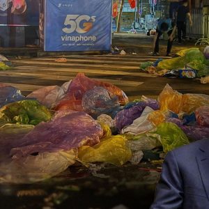 DIỄU BINH XONG, ĐƯỜNG PHỐ TAN HOANG.