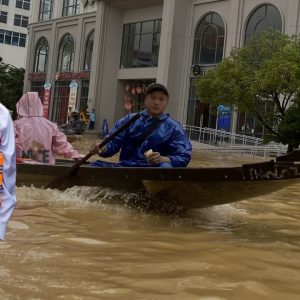 Khi T. Lâm “xắn quần lội nước” sự gần dân hay chỉ là màn show diễn chính trị?