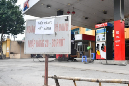 Treo biển “hết xăng” bán giá chui: Người lao động Việt Nam sắp hết đường thở?